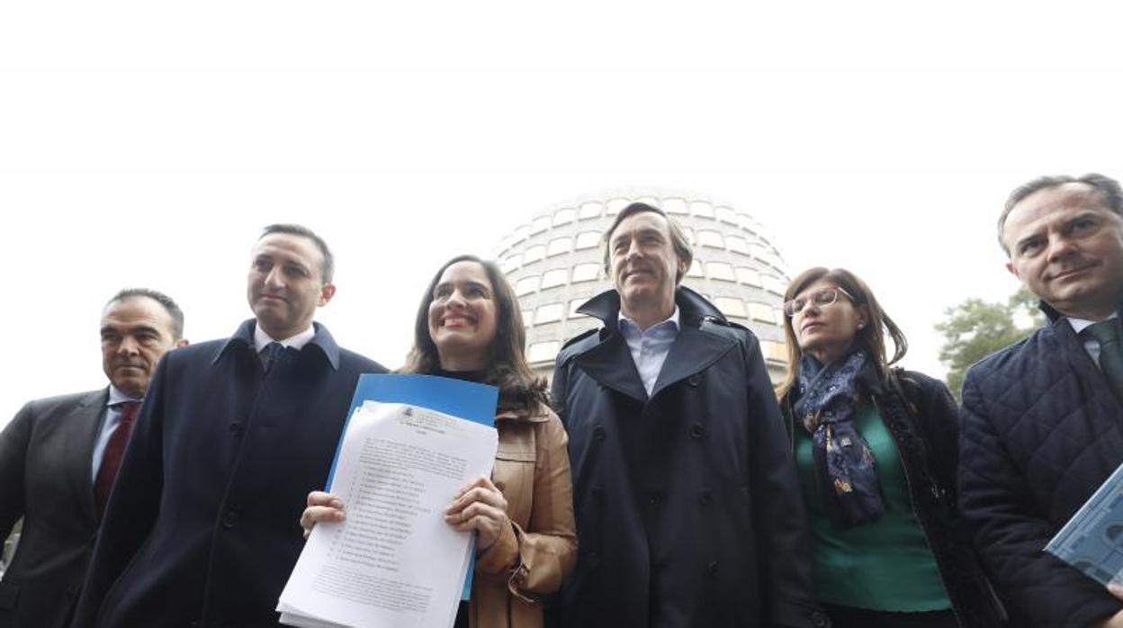 Belén Hoyo junto a César Sánchez, Rafael Hernando y otros dirigentes populares, con el recurso