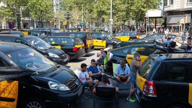 Los taxistas convocan una huelga indefinida en Cataluña