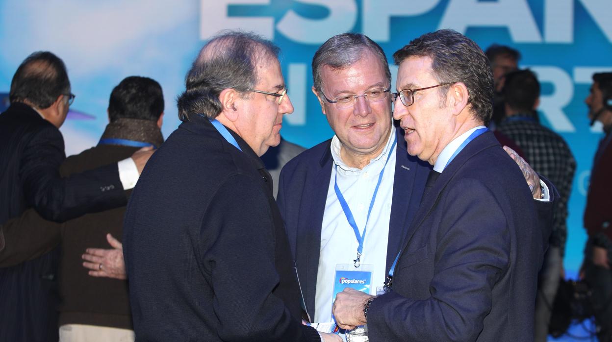 El presidente de la Xunta, de Galicia Alberto Núñez Feijóo, junto al presidente de la Junta de Castilla y León, Juan Vicente Herrera, y el alcalde de León, Antonio Silván