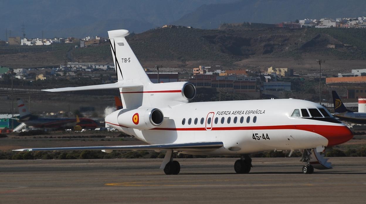 Falcon 900 en la Base Aérea de Gando, al fondo un aparato de Ryanair