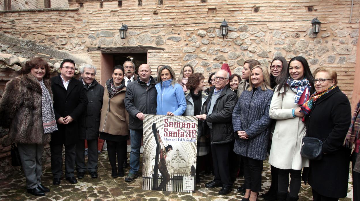 Tolón sujeta el cartel anunciador ganador de la Semana Santa de Toledo 2019