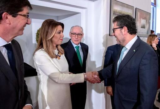 Susana Díaz saluda a Francisco Serrano (Vox), ante la mirada de Juan Marín (Ciudadanos)