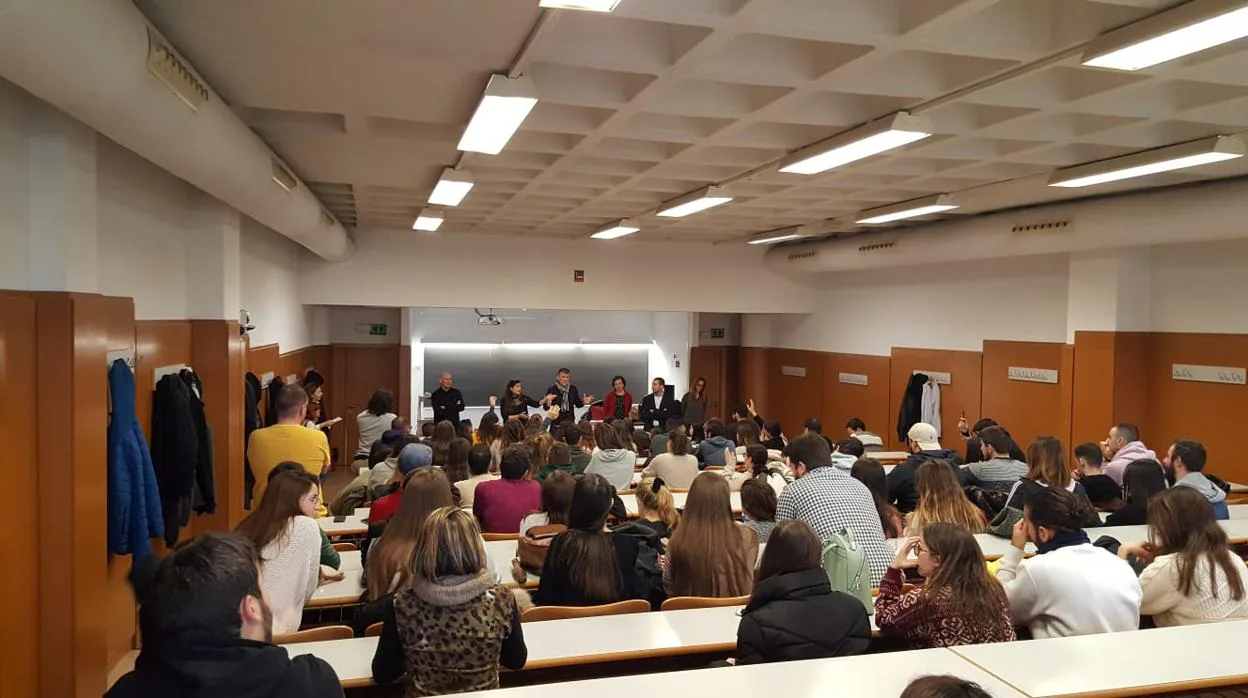 Los estudiantes y los dirigentes universitarios, en el aula tras el anuncio de medidas contra su profesor