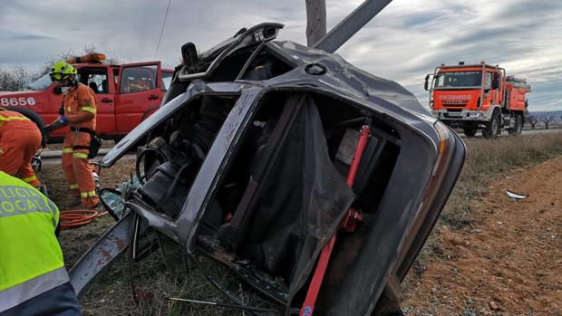 Muere un joven de 17 años al salirse con su vehículo de la carretera y chocar contra el poste de una señal