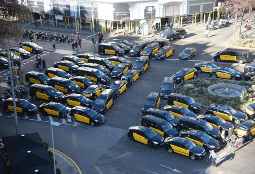 Decenas de taxis, este mediodía en paseo de Gracia con Gran Via