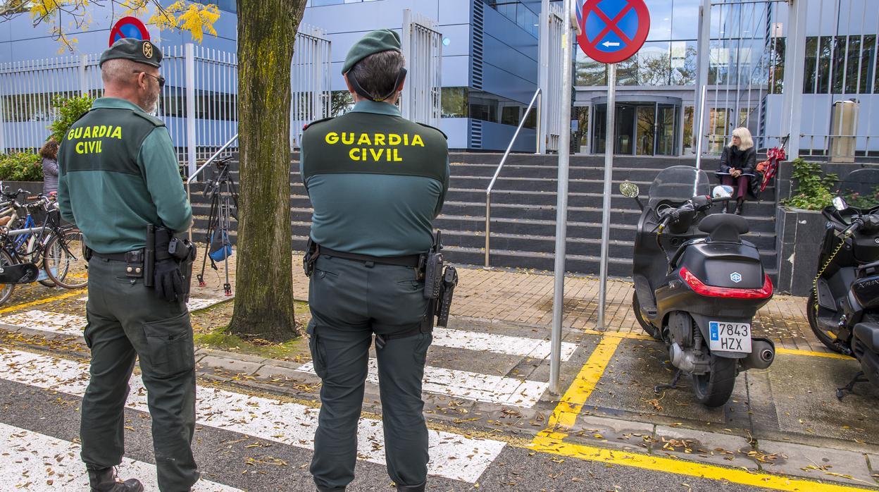 Dos agentes de la Guardia Civil