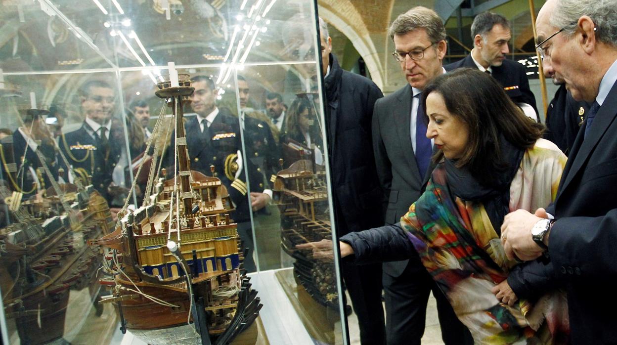 La ministra Margarita Robles y el presidente de la Xunta, Alberto Núñez Feijóo, ayer en el museo Exponav, en Ferrol