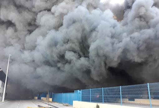 Tres heridos por inhalación de humo en el devastador incendio de una empresa en Manises