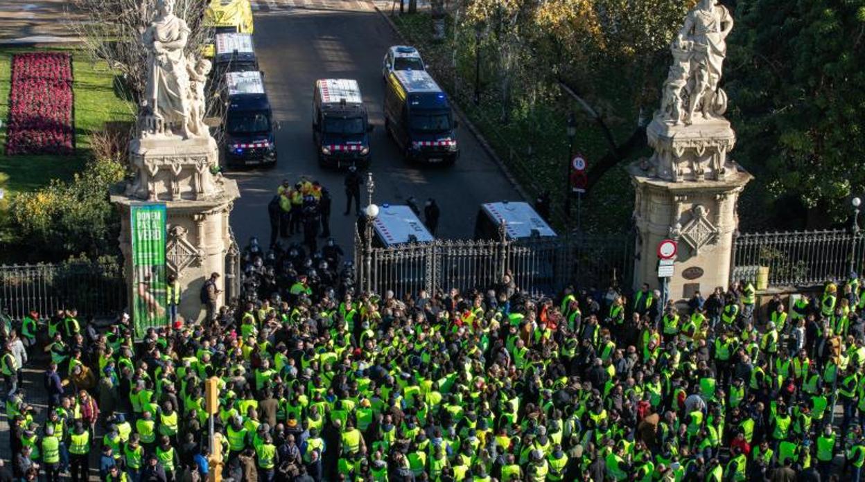 Taxistas, esta mañana intentando acceder al Parlament