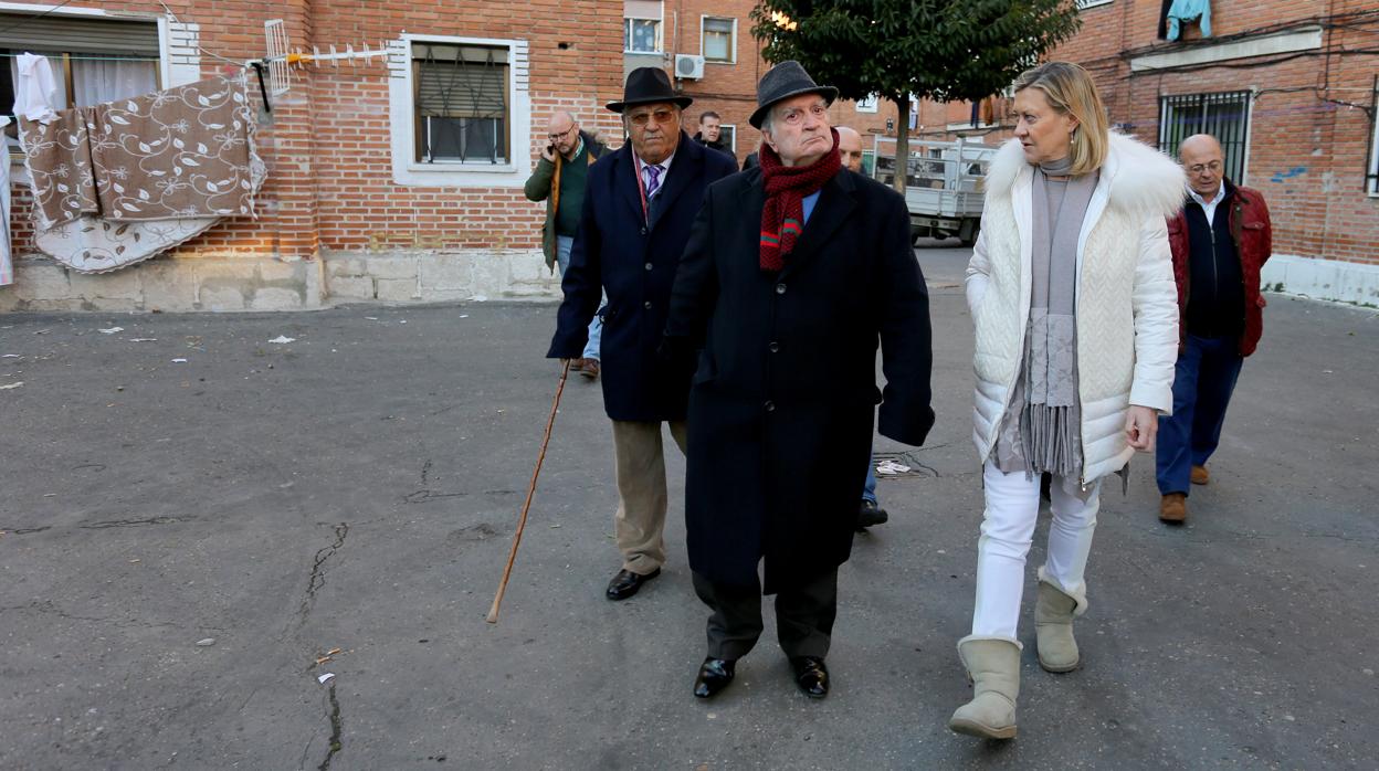 La candidata del PP a la Alcaldía de Valladolid, Pilar del Olmo, visita el barrio de Las Viudas, junto al presidente de la Federación de Asociaciones de Gitanos de Castilla y León, Ramón Salazar