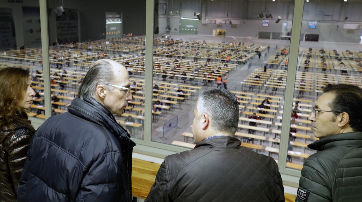 El conselleiro de Sanidade, en Silledad, durante unos exámenes de oposición del Sergas