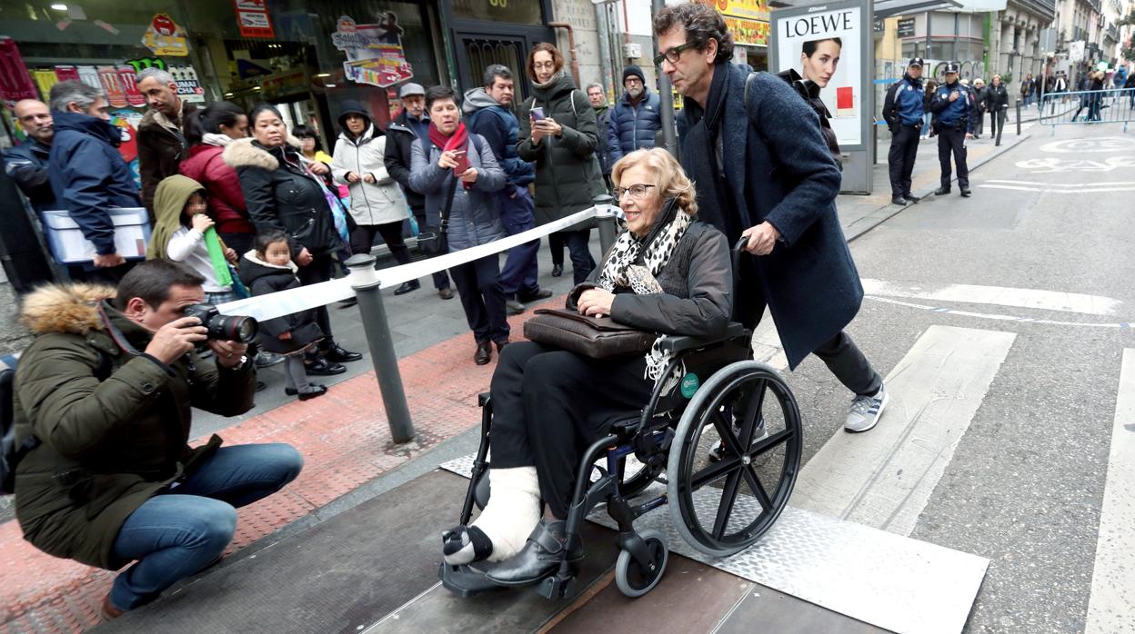 Manuela Carmena, en silla de ruedas tras su accidente doméstico