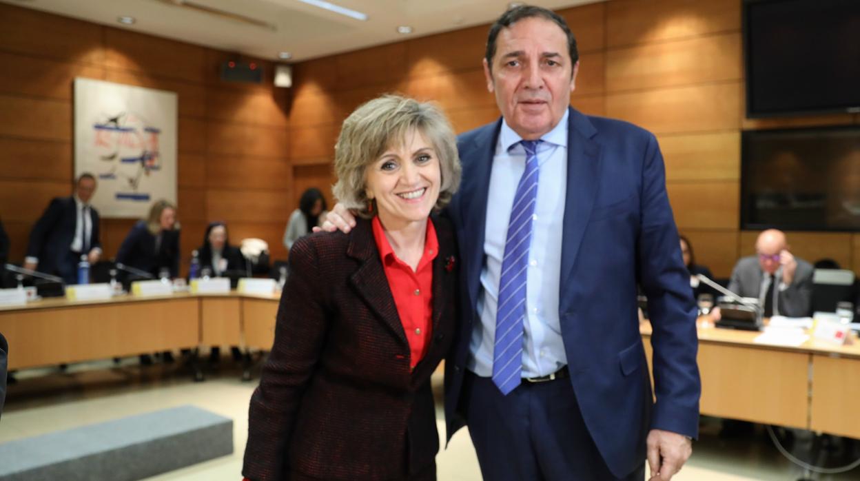 El consejero de Sanidad, Antonio María Sáez, junto a la ministra María Luisa Carcedo