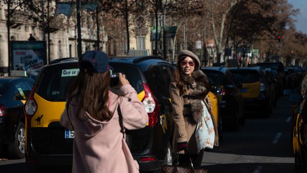 Los taxistas desalojan el centro de Barcelona mientras los conductores de Uber y Cabify siguen concentrados