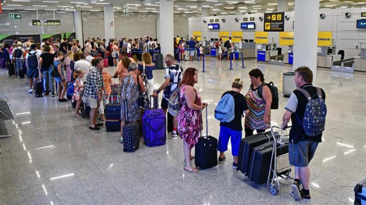 Colas en la zona de facturación del aeropuerto de Palma de Mallorca, terminal donde se ha registrado uno de los dos accidentes laborales mortales