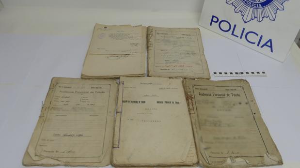 Subastaba en internet por 30 euros los documentos históricos que la policía recuperó