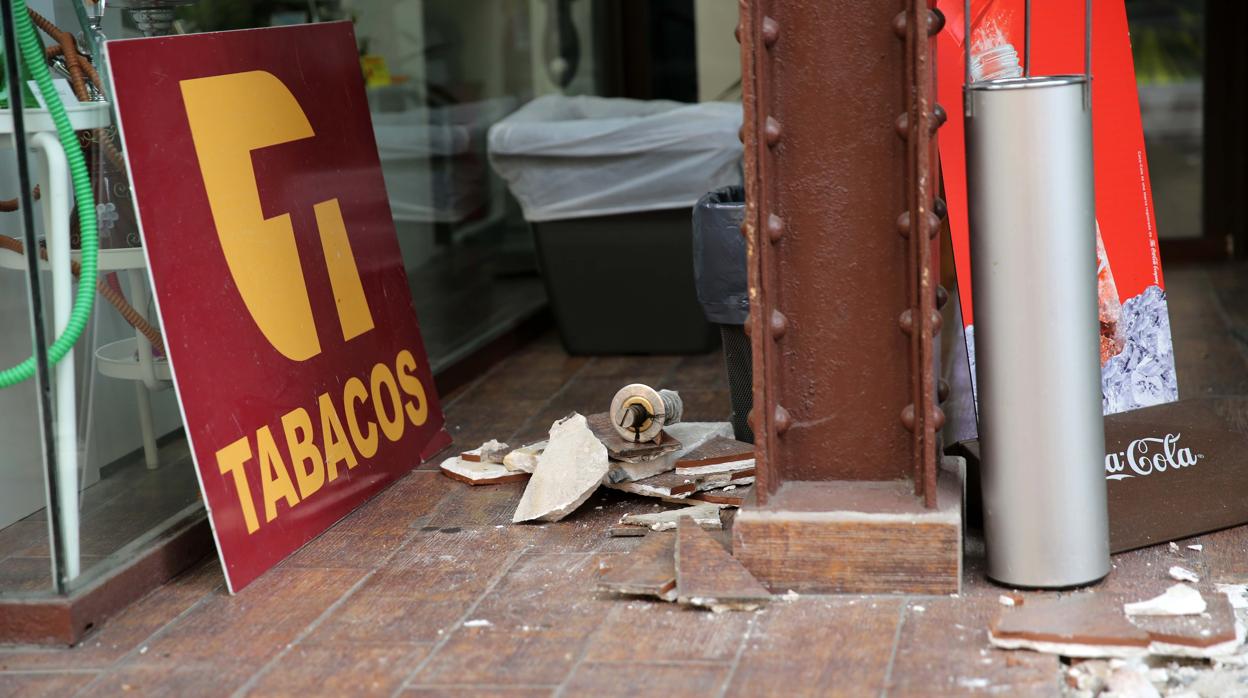 Tres encapuchados roban en el estanco de Gerindote tras reventar el escaparate