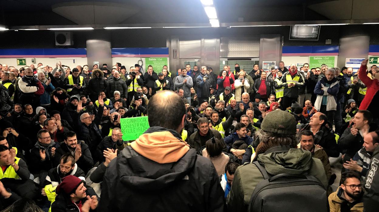 Sentada de los taxistas en la estación de Metro de Feria de Madrid