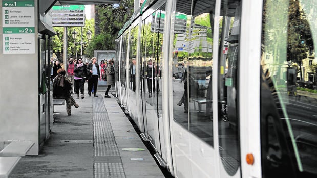 La unión del tranvía, un balón de oxígeno electoral para Colau