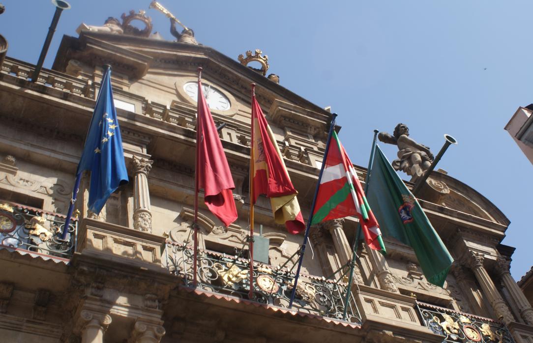 La ikurriña ondea en el Ayuntamiento de Pamplona en los Sanfermines de 2015