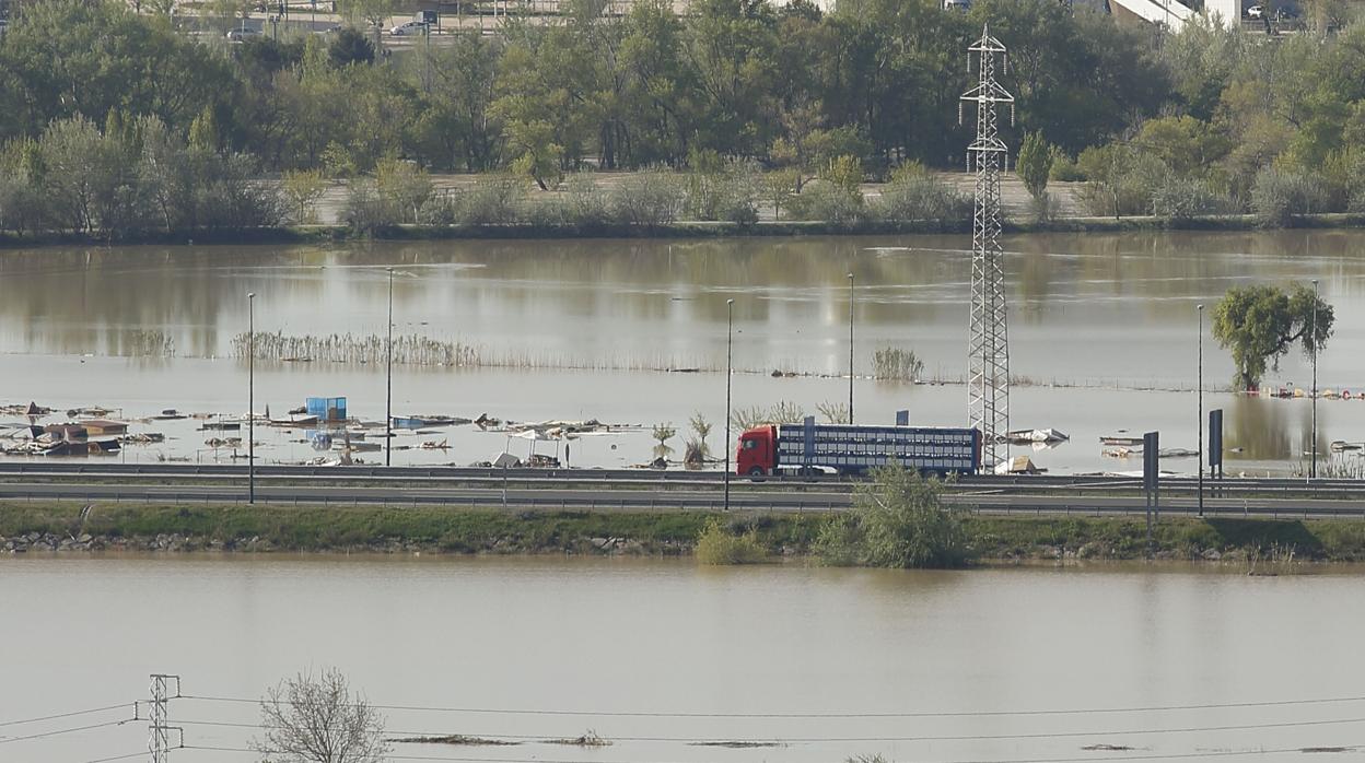Aguas desbordadas del Ebro durante la devastadora riada que se produjo hace un año