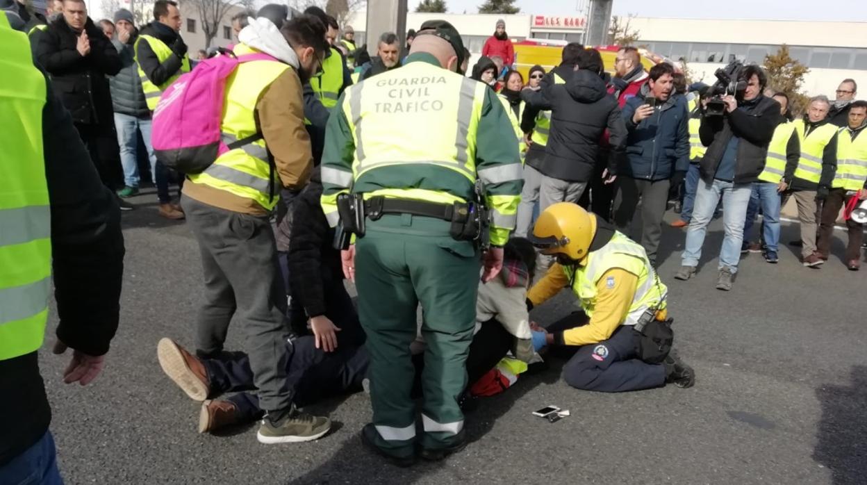 Sanitarios de Samur atienden al taxista en la A-2 tras el incidente