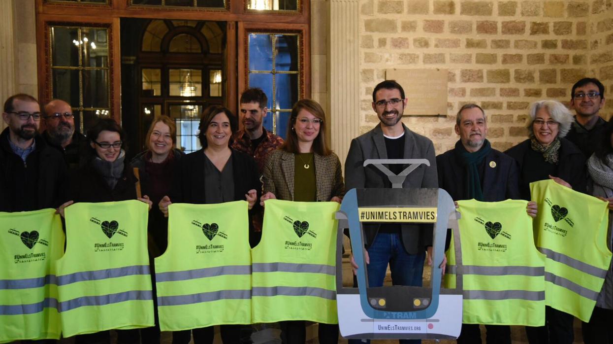 Colau y algunos de los ediles municipales con representantes de la plataforma pro tranvía