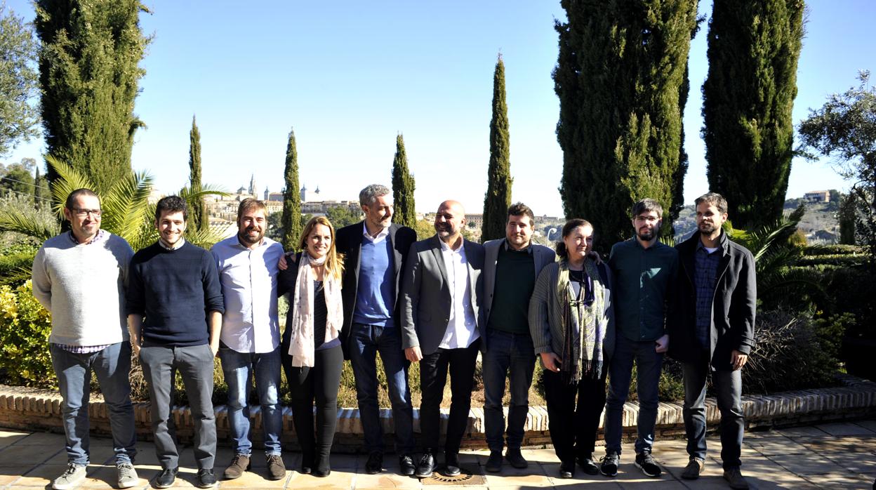 Los diez dirigentes de Podemos, con Toledo al fondo, en el cigarral de Caravantes, donde se ha celebrado el cónclave