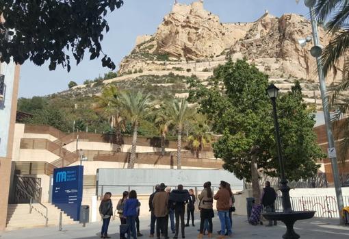 Visita de un grupo al Museo de Aguas de Alicante