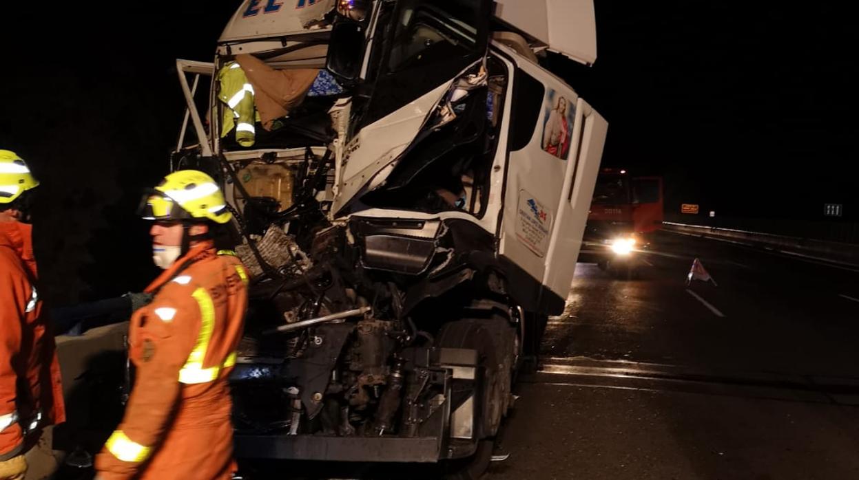 Efectivos de Bomberos junto a uno de los camiones implicados en el accidente