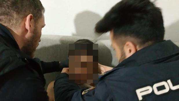 «Mi hijo se desangra»: dos policías salvan la vida a un joven que se había rajado la garganta