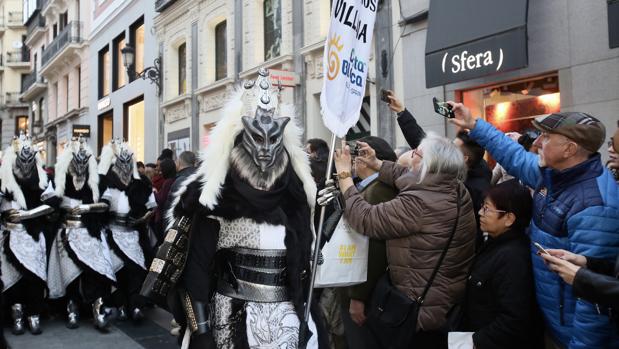 Un desfile de fiestas con 1.500 alicantinos promociona la Costa Blanca en el centro de Madrid