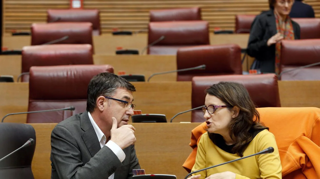Imagen de Enric Morera y Mónica Oltra tomada en las Cortes Valencianas