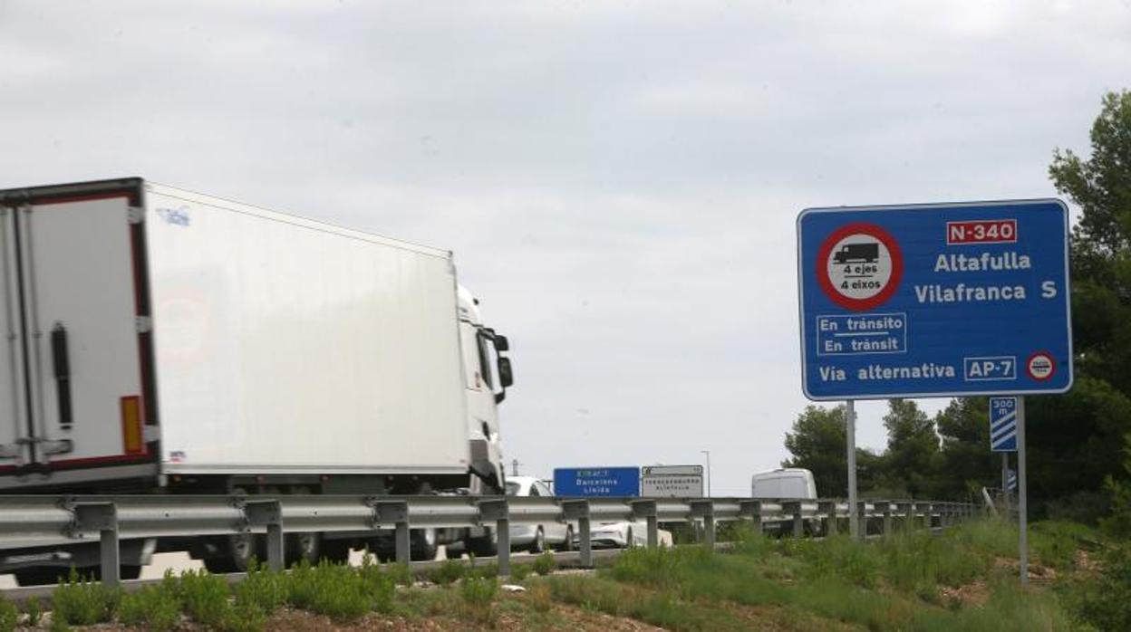 Vehículos circulantdo por la autopista AP-7