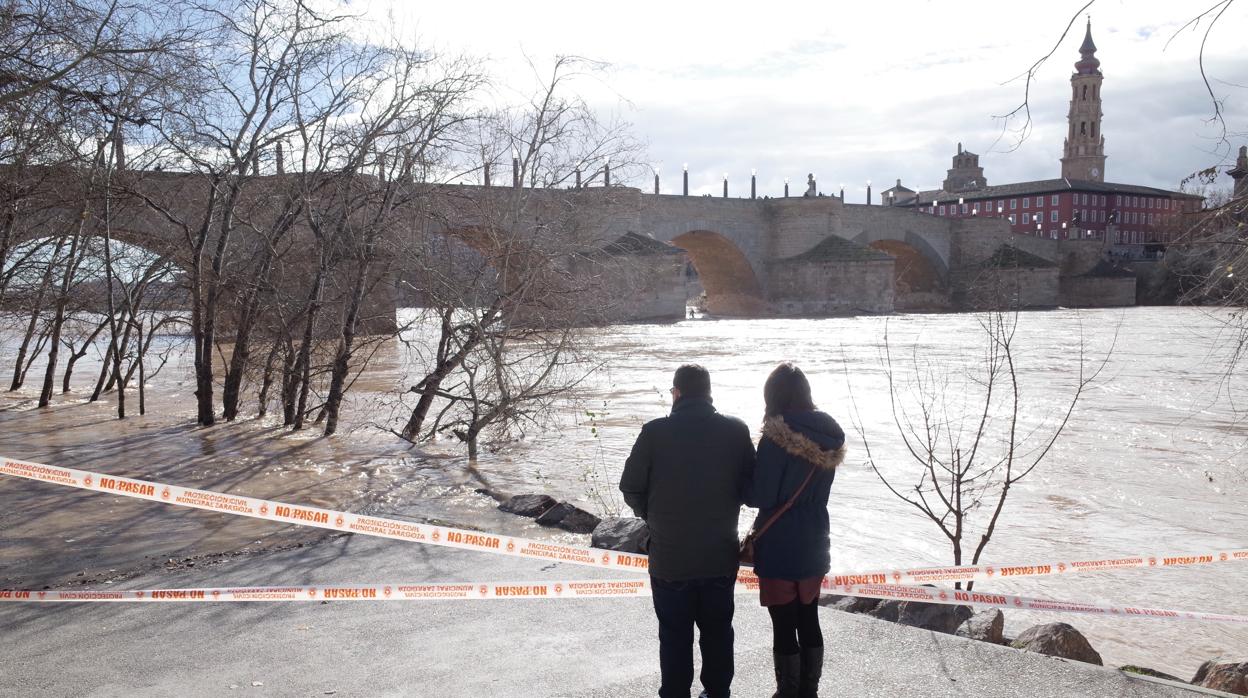 Aspecto que presentaba el Ebro a su paso por Zaragoza este domingo