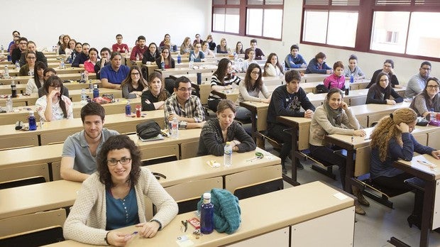 Sanidad presenta a los sindicatos su propuesta para contratar médicos sin especialidad