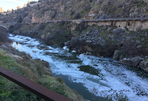 El Tajo, de nuevo, este domingo cubierto de espuma a su paso por Toledo