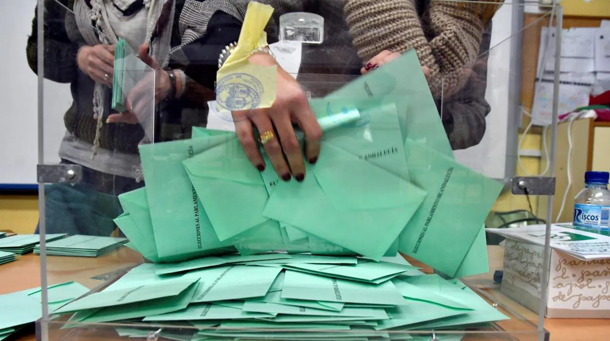 Urna electoral de un colegio de El Ejido (Almería) en las últimas elecciones andaluzas