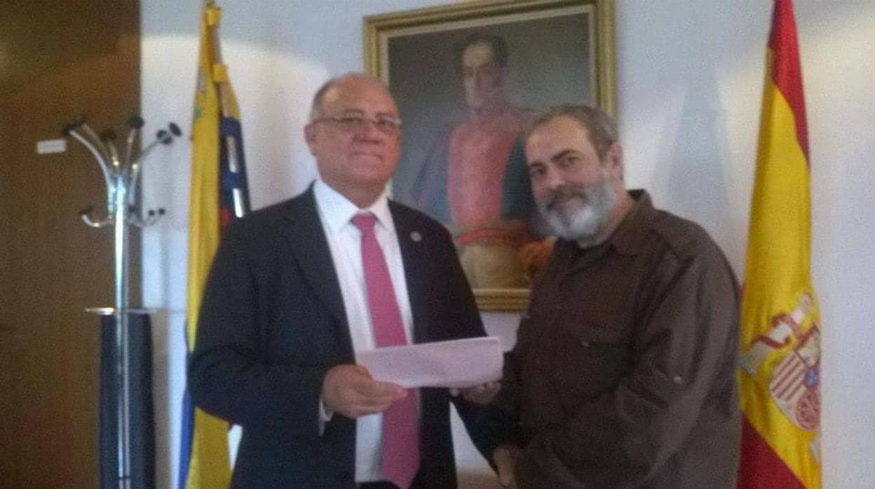 El embajador de Venezuela en España, Mario Isea, con un simpatizante de Maduro en Canarias en 2015