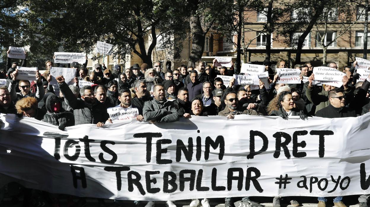 rios centenares de conductores de vehículos de alquiler con conductor (VTC) se han manifestado a pie este lunes en Barcelona
