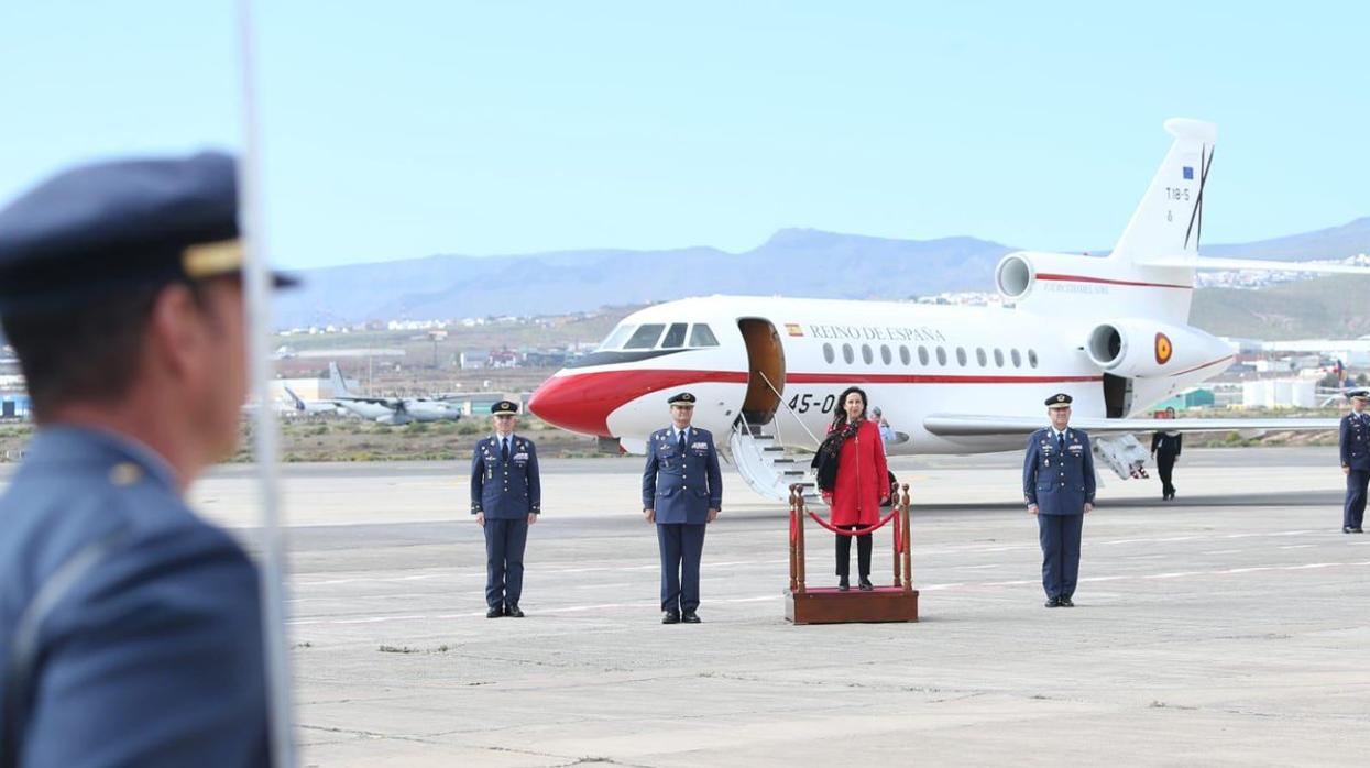 Margarita Robles en la Base Aérea de Gando