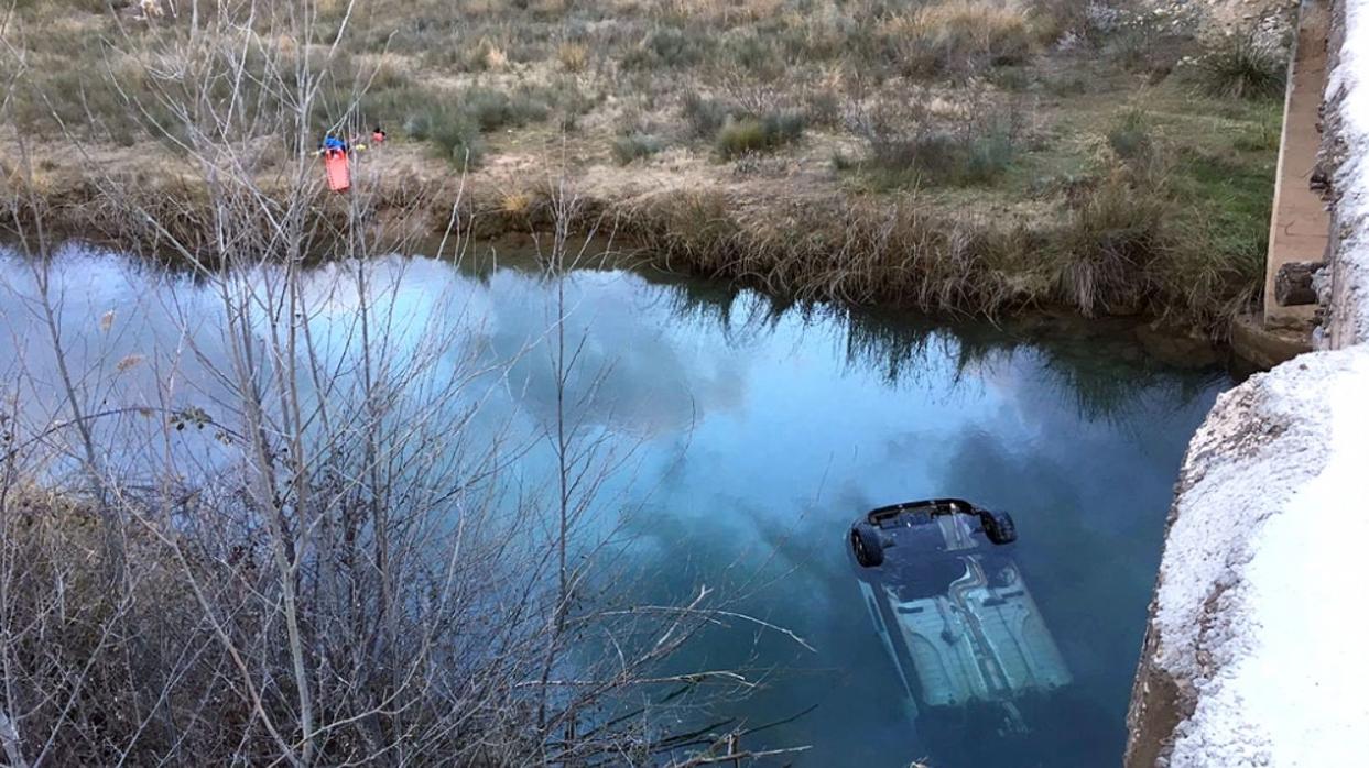 Imagen del vehículo siniestrado en el río Cabriel