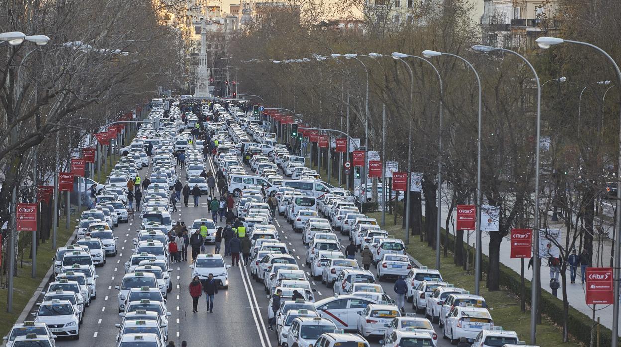 Centenares de taxistas bloquean los carriles centrales del paseo de la Castellana