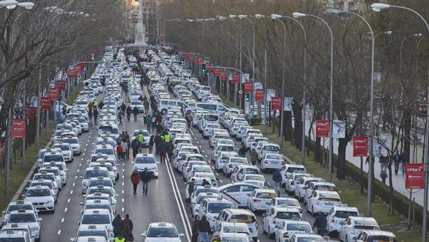 Los taxistas acampan en la Castellana tras acordar nuevas movilizaciones