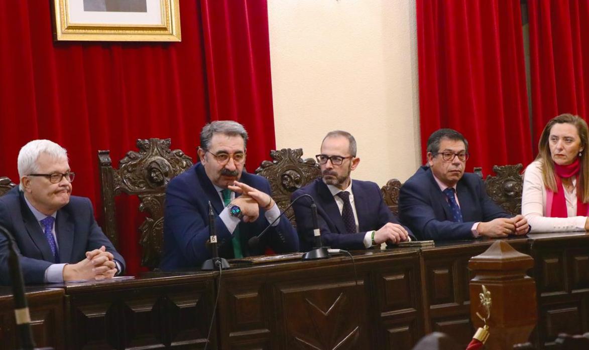 El consejero de Sanidad, junto al alcalde José Manuel Quijorna, durante la presentación