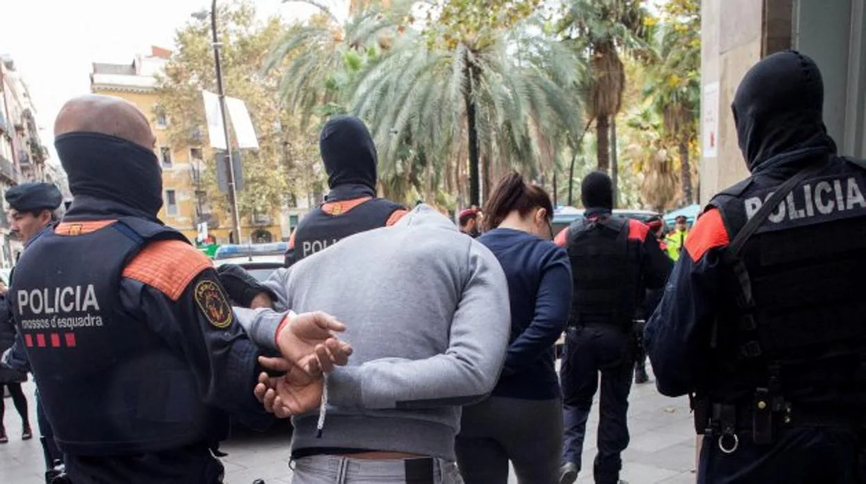 Mossos durante una operación contra los narcopisos en Barcelona