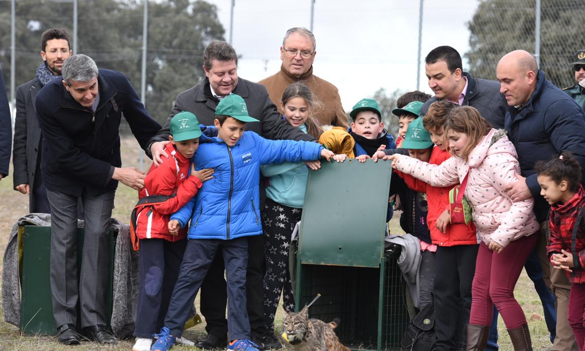 Alumnos de colegio de Mazarambroz ayudan al presidente en la suelta de dos linces en la finca «El Castañar»