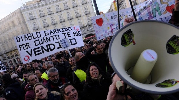 La huelga de taxis, en directo: Los conductores cortan el tráfico en Gran Vía