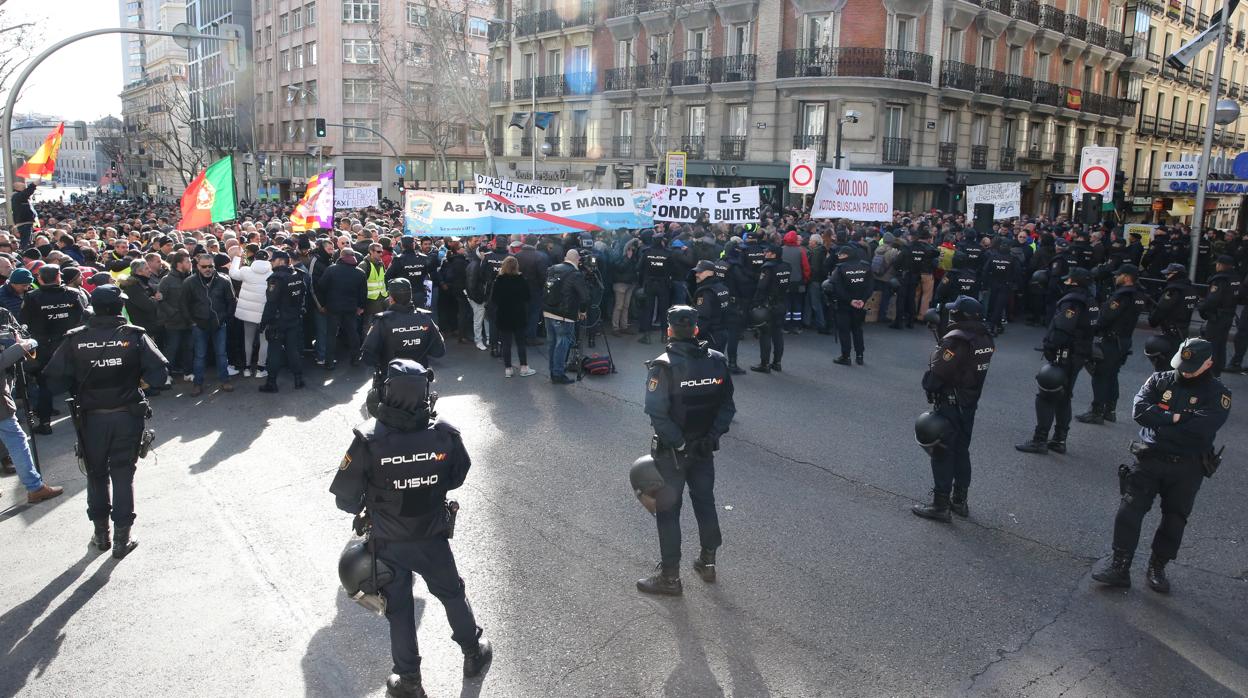 Protesta de los taxis ante la sede del PP