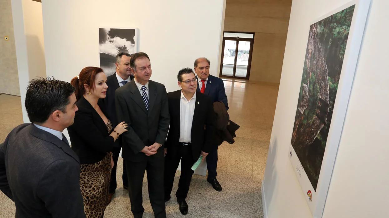 Silvia Clemente, con alcaldes que asistieron a la jornada, en la exposición que se inauguró ayer en las Cortes